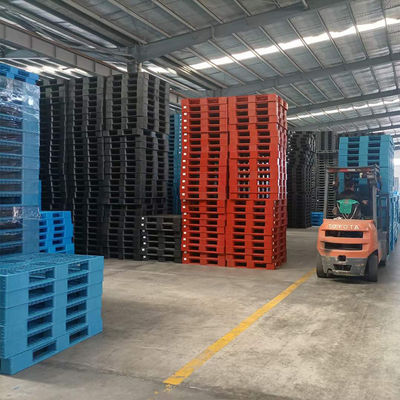100% nguyên liệu nguyên chất Pallet nhựa hợp vệ sinh 1100 * 1100mm Thép chịu lực nặng
